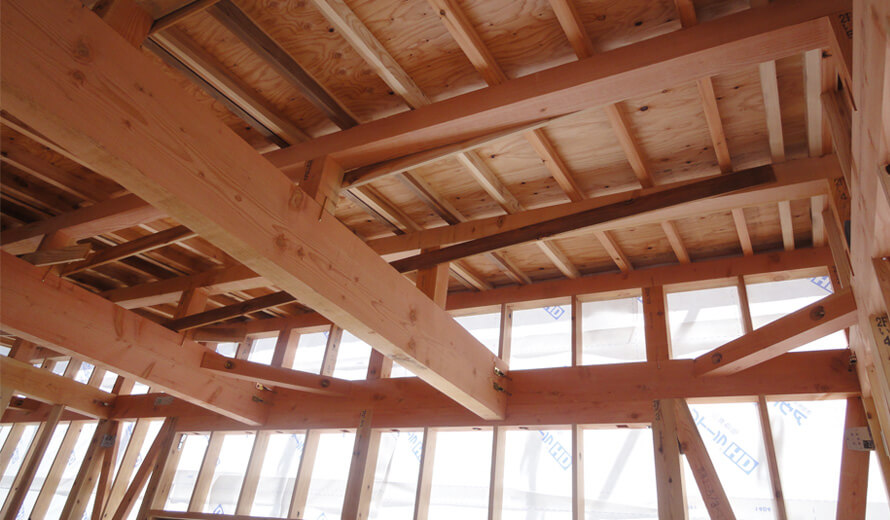 伝統的な木造軸組工法で、強い構造躯体を実現